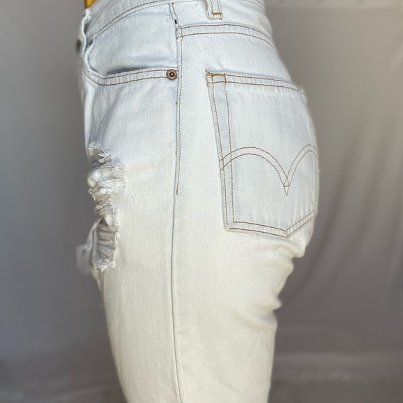 Distressed Levi's 505 light wash denim - Picture 7 of 10